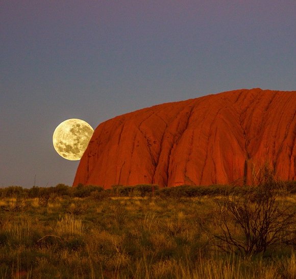 An amazing shot of Uluru captured by our Driver Guide Trys! 🌔 #uluru #aatkings #smilekings