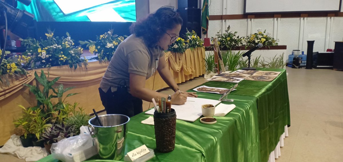 SEACEC1's tweet photo. Day 4: Coffee Art Making and Painting by Ms. Ella Hipolito. #SEACEC2018 https://t.co/WVBJYM0O6A