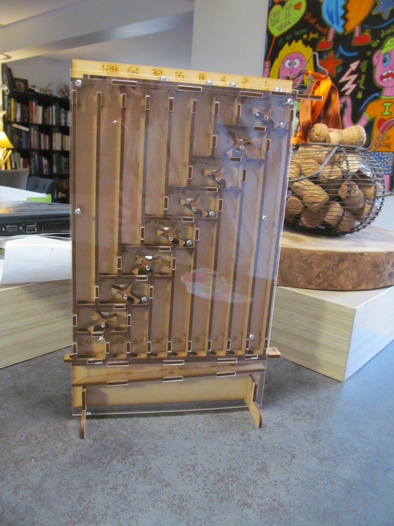 technozone51's tweet image. sur quoi travaille @technozone51 ? Mise au point d&apos;un #additionneur #soustracteur #binaire #8bits à billes. Si ça vous plait n&apos;hésitez pas à partager. Je pourrait faire une vidéo du fonctionnement pour montrer le principe du #comptage,de l&apos;addition&amp;amp;soustraction en binaire...