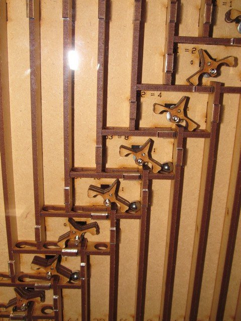 technozone51's tweet image. sur quoi travaille @technozone51 ? Mise au point d&apos;un #additionneur #soustracteur #binaire #8bits à billes. Si ça vous plait n&apos;hésitez pas à partager. Je pourrait faire une vidéo du fonctionnement pour montrer le principe du #comptage,de l&apos;addition&amp;amp;soustraction en binaire...