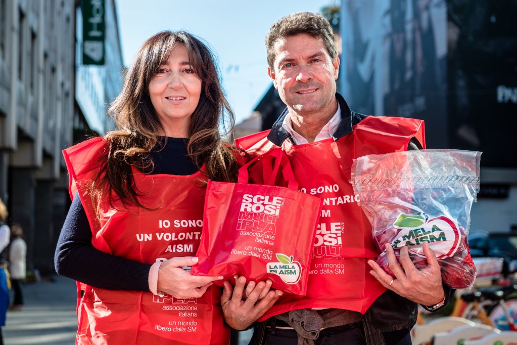aism_nazionale's tweet photo. Oggi, in occasione del #DonoDay arriva nelle piazze italiane  #laMeladiAISM! Vogliamo augurare ai nostri #volontari, motore e il cuore di #AISM, una bella giornata! Ricca di sorrisi e divertimento! ❤🍏🙂 #DonoDay2018 https://t.co/XEL6qcq5cT