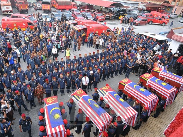tarbiahsentap's tweet photo. Hebatnya para syuhada' BOMBA yang terkorban malam tadi. Mereka bukan setakat syahid, bahkan syahid dalam keadaan sedang menyelamatkan nyawa orang lain, dan menjalankan amanah mereka.

Dik, bila dah besar, berbanggalah kerana dalam tubuhmu, mengalir darah pejuang &amp; penyelamat. https://t.co/vCYsKCky9h