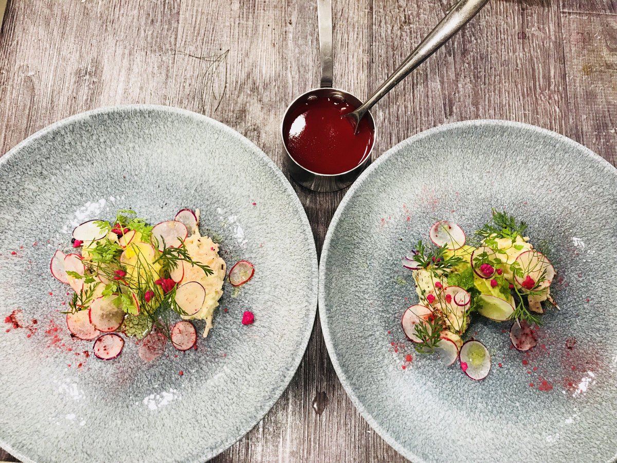 Une belle entrée riche en couleur ce midi
Avocat/Crabe/Céleri jus de betterave acidulé et pousses de coriandre 
-
-
-
#CREDERE #cheflife #instagood #instachef #luxuryfood #luxuryeats #lifestyle #loveitaly #IDA