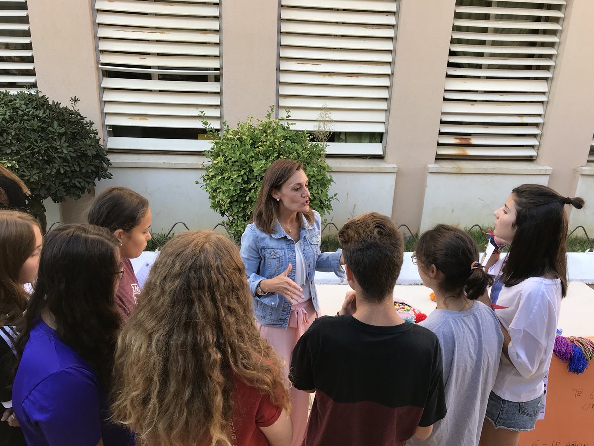 San_Felipe_Neri's tweet photo. Sigue celebrándose la presentación del Programa #MAGNIFICAT en nuestro Colegio @San_Felipe_Neri. Gran interés por parte del alumnado de 1º #BACH por colaborar con las asociaciones gaditanas #Fragela #Alendoy #Juniors #Cepa #Afanas # #Valvanuz #MásQueTresLetras #COMPROMISO https://t.co/Nz74jdCpUF