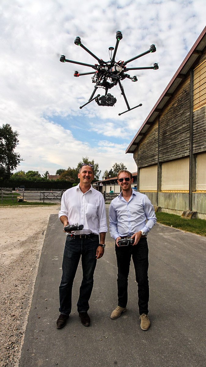 dronyair's tweet photo. [Il y a 4 ans] Le gros #drone porteur est désormais en décoration à l'agence / Le #Canon #5D MarkIII nous sert toujours / On a pas pris une ride 😹 — #S1000 #DJI #BonVieuxTemps https://t.co/4YjgMUj8zJ