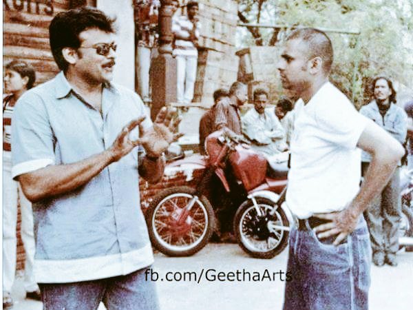 Team_Chiru's tweet photo. #megastarchiranjeevi & #Pawankalyan
On The Set's Of #Daddy
#17YearsForDaddy https://t.co/E22oioIqBj