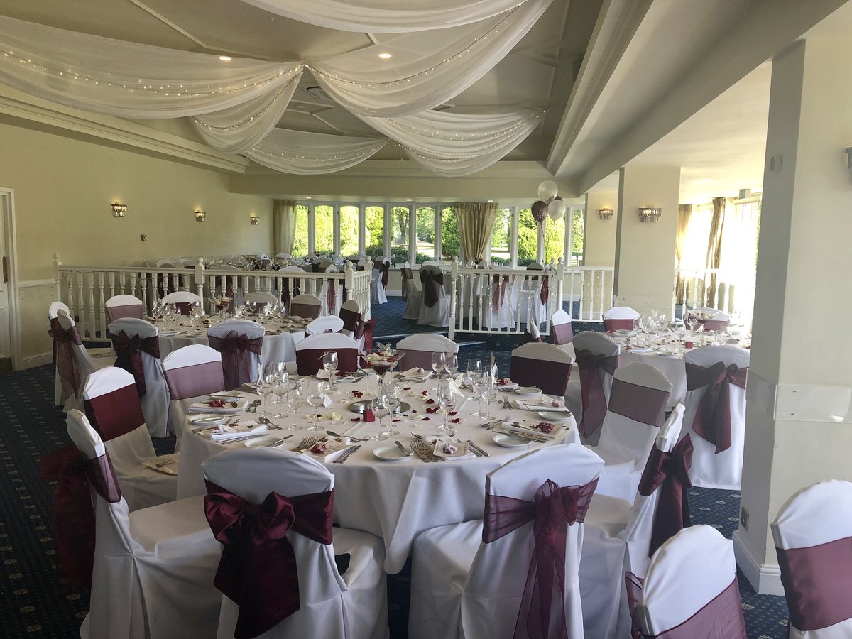 WeddingsatKGC's tweet photo. Beautiful in burgundy for Mr &amp; Mrs West on Saturday 😍🥂 @JeanettesGC nailed the cake again! 👌 #Congratulations #wedding #surreywedding https://t.co/idJlBzuEHK