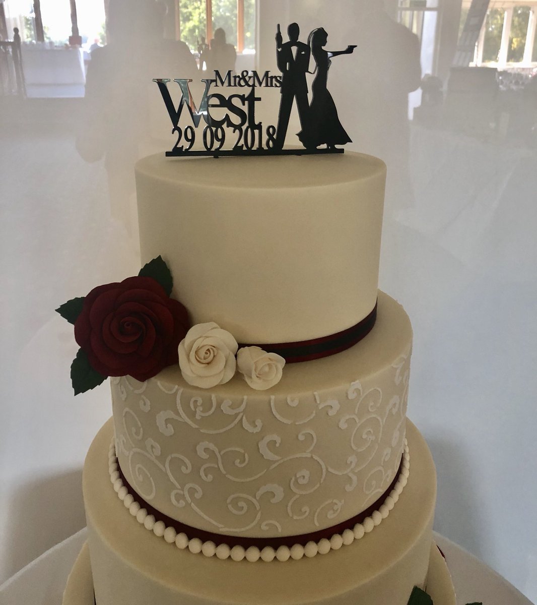 WeddingsatKGC's tweet photo. Beautiful in burgundy for Mr &amp; Mrs West on Saturday 😍🥂 @JeanettesGC nailed the cake again! 👌 #Congratulations #wedding #surreywedding https://t.co/idJlBzuEHK