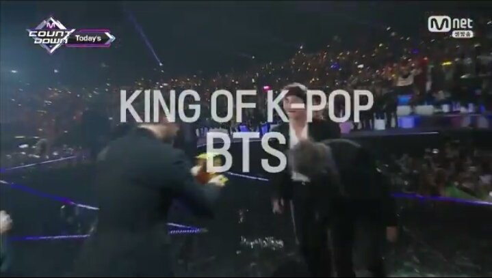 aurora_euphoria's tweet photo. @ProtectionArmy @BTS_twt I'm voting for @BTS_twt for Favorite Social Artist at the #AMAs https://t.co/4wGaLdxes1