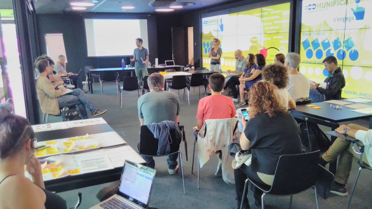 transitant_fP's tweet photo. L'Ernest Pons de @AltresEconomies i la @mogams de @femprocomuns introdueixen la 3a edició del programa #LaCo amb la sala plena de persones amb possibles projectes, entitats de l'ecosistema #procomu i amb ganes de comunificar projectes i empreses socials a la ciutat. https://t.co/TsTKzvXA7G