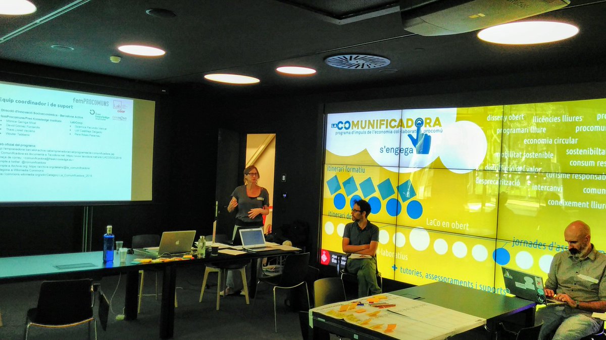 transitant_fP's tweet photo. L'Ernest Pons de @AltresEconomies i la @mogams de @femprocomuns introdueixen la 3a edició del programa #LaCo amb la sala plena de persones amb possibles projectes, entitats de l'ecosistema #procomu i amb ganes de comunificar projectes i empreses socials a la ciutat. https://t.co/TsTKzvXA7G