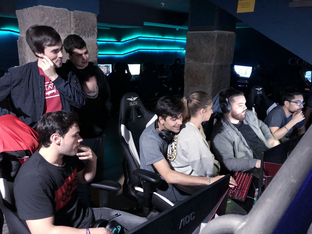 gamerdebilbao's tweet photo. Mirad quienes se viciaron en el templo el sábado pasado... @andercortes @FTREFORMED e @LVPibai junto a sus amigxs 🤩
¡Estos chicos si que son la Élite! 🔝🔝🔝🔝
#elite #saturdaynight #games #gdgamers #gamingweekend #bilbaogaming https://t.co/KdQSfHrbC3