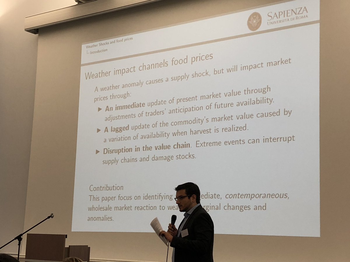 Civel_Economics's tweet photo. 🍎#CEC2018 #environment Guillaume Pierre from @SapienzaRoma studies interactions between #WeatherShocks, #FoodPrices... and #Traders ! Using a competitive storage model, he shows that weather shocks today impact both future crops and the price of past harvests. https://t.co/LZxmKjZDxd