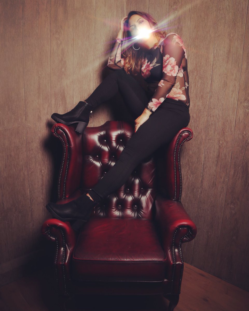 Shes_on_the_mic's tweet photo. #TBT to that time I thought I was shooting my Album cover ๐คฉ๐
#POTD #photoshoot #model #singer #london #ukallday #beauty #music #albumcover #vocals #EPinprogress #light #shine #superstar #songs #writerslife #poems #book #ambition #october #2018 #TBT #Thursday #CamiLeon ๐ซ๐ค https://t.co/TzFnE3QSTN