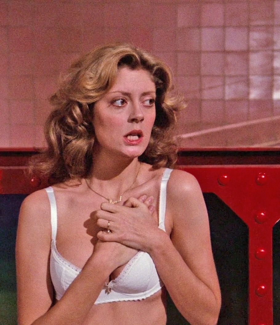 Hoy es el cumpleaños de Susan Sarandon. La recordamos por dos de sus frases más célebres:
"Ahora en los castings importa más cuántos seguidores tienes en las redes sociales que tu talento."
"Prefiero tener a mis hijos fumando hierba que bebiendo."