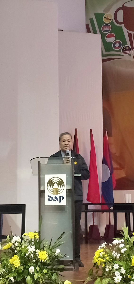 SEACEC1's tweet photo. Day 4: Dr. Hernando Robles delivering his closing message for the 1st Southeast Asian Coffee Education Congress. #SEACEC2018 https://t.co/Kv2edHDHP9