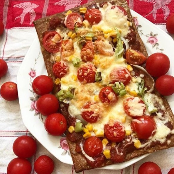 When life gives you tomatoes... backe Dir eine Lizza 🍕👌! Denn im Vergleich zur klassischen Pizza bietet sie Dir: Doppelt so viel Proteine ✔️ 10x so viele Ballaststoffe ✔️ Nur 1/1O der Kohlenhydrate ✔️ und ist dazu zu 1OO % aus Bio-Rohstoffen ✔️