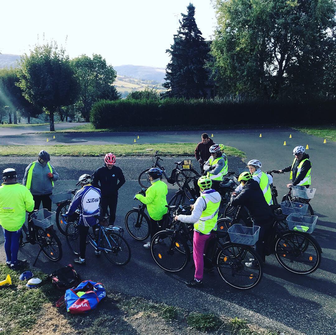AnnSophieJoseph's tweet photo. Roulez seniors part 2 : Salers #onaps #creps #PaysdeSalers #veloassistanceelectrique #seniors #plaisir #sportsante #transportsactifs @CREPS_Vichy @Onaps_officiel https://t.co/RFmAdC3jSs