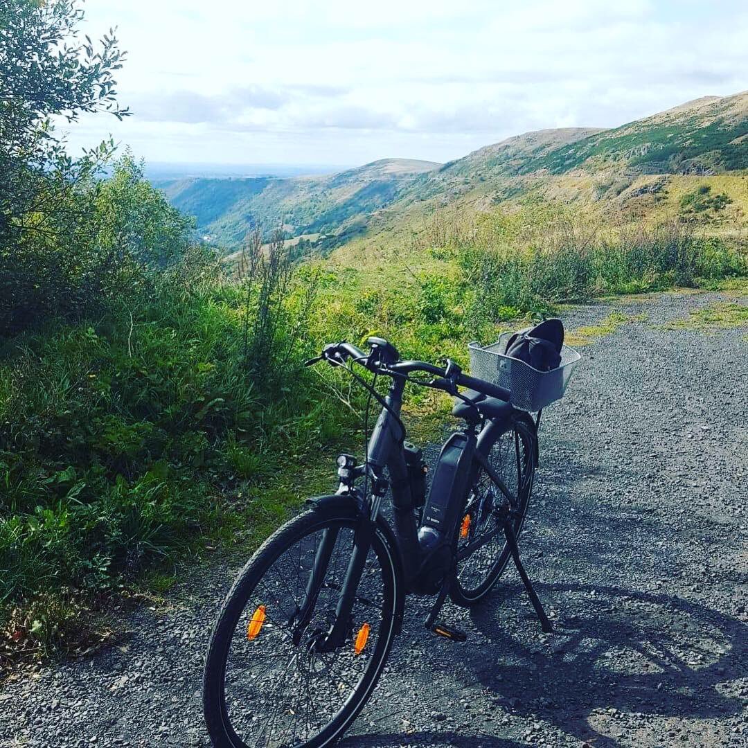 AnnSophieJoseph's tweet photo. Roulez seniors part 2 : Salers #onaps #creps #PaysdeSalers #veloassistanceelectrique #seniors #plaisir #sportsante #transportsactifs @CREPS_Vichy @Onaps_officiel https://t.co/RFmAdC3jSs