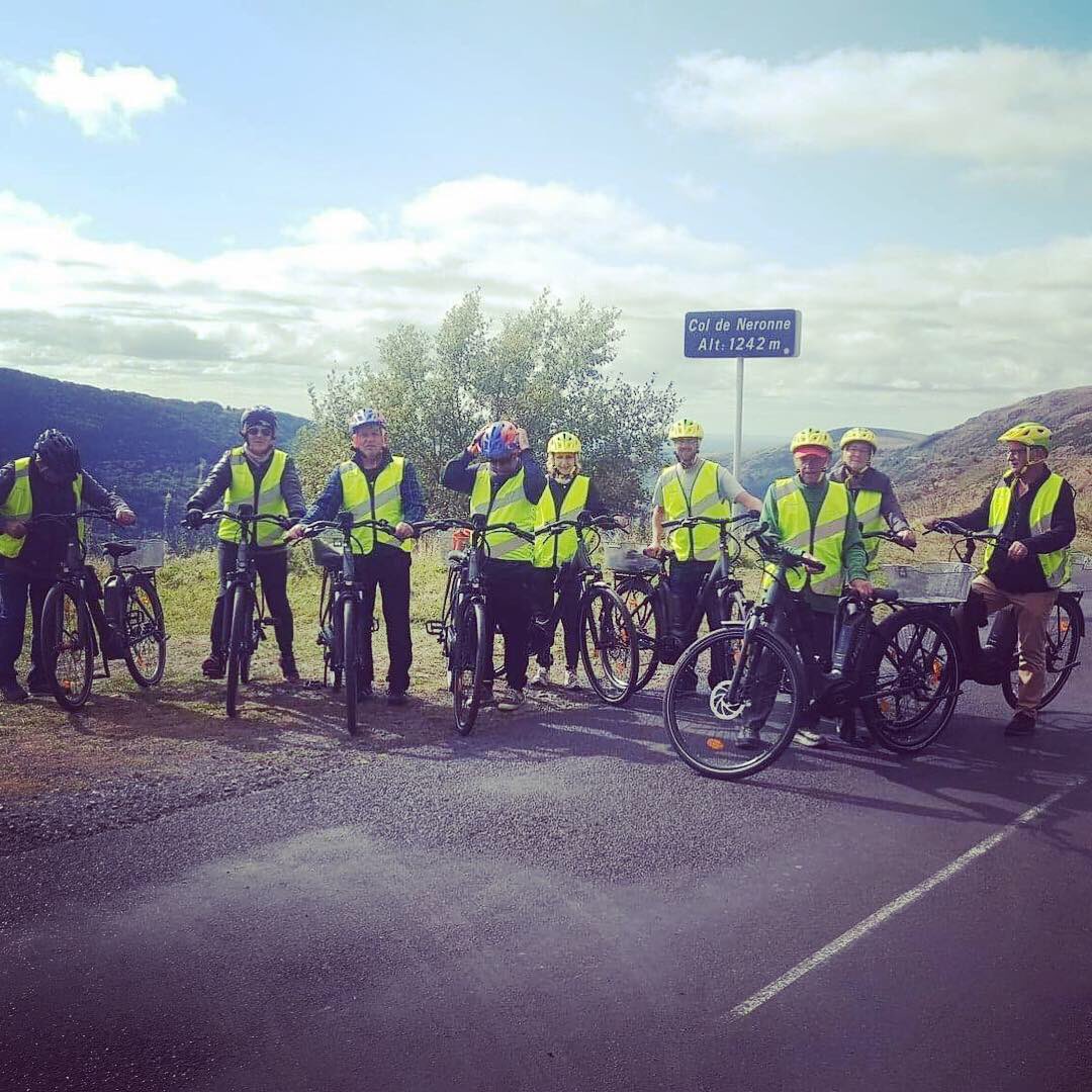AnnSophieJoseph's tweet photo. Roulez seniors part 2 : Salers #onaps #creps #PaysdeSalers #veloassistanceelectrique #seniors #plaisir #sportsante #transportsactifs @CREPS_Vichy @Onaps_officiel https://t.co/RFmAdC3jSs