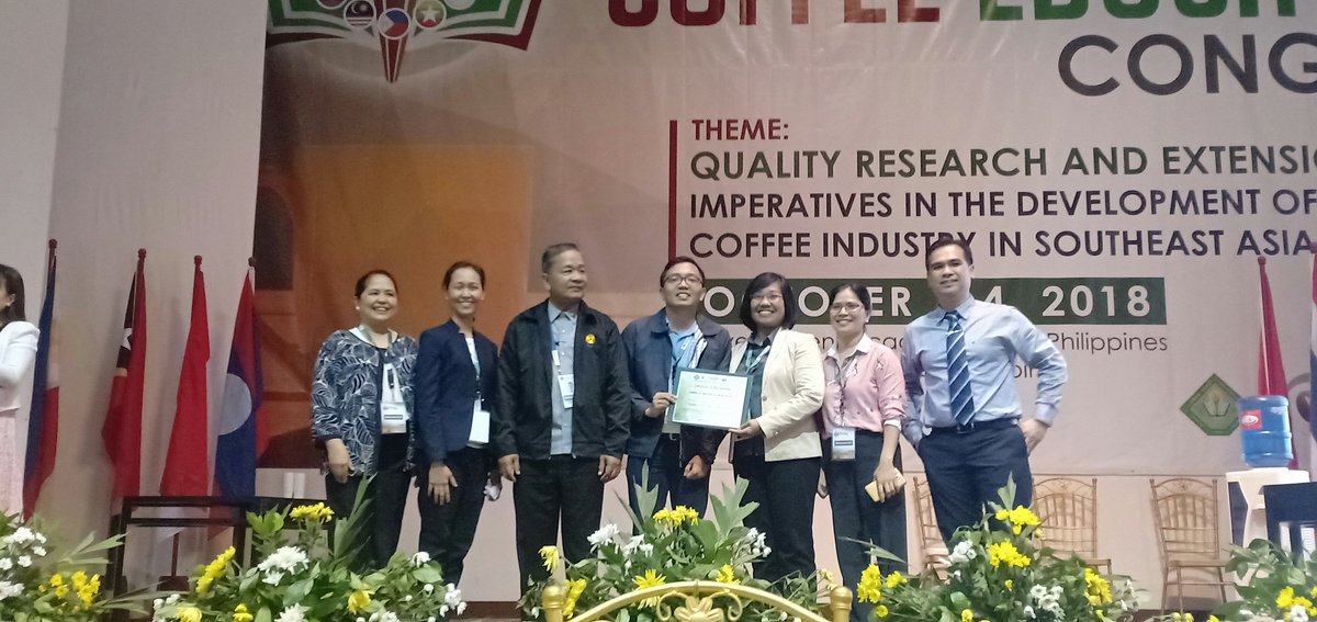 SEACEC1's tweet photo. Day 4: Winners of Best Poster and Best Paper for Natural and Social Sciences Category #SEACEC2018 https://t.co/0MIzGD2hRY