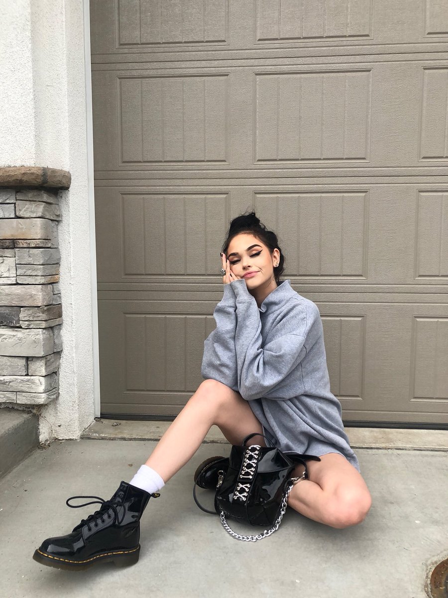 acacia_goddess's tweet photo. mood when piggies empty their bank accounts because the money looks better in my hands ;)) send me tributes to wake up to 
PayPal : crazycacia
Cashapp: crazycacia 
#findom #spoiledbrat #goddessslut #GoddessWorship #princess #cashapp #paypig #humanatm #cash https://t.co/E21qovbpDg