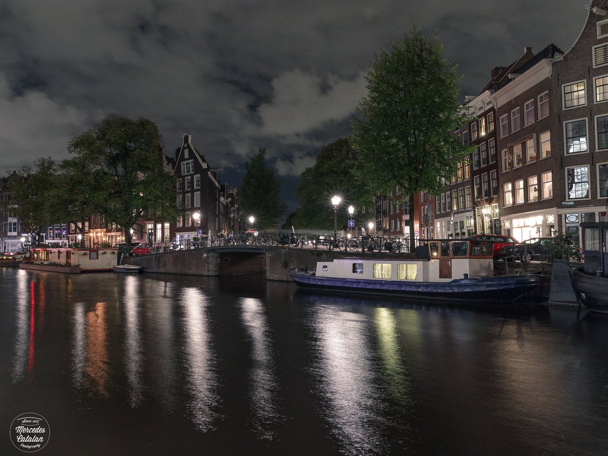 Mercedescatalan's tweet photo. Magical night lights in Amsterdam #ninestreets #amsterdam #Netherlands #canon #canon5dMarkIV #prettycities #travel #photography #autumn #PintoFotografia #thephotohour #stormhour #beautifuldestinations #longexposure https://t.co/KLcqi2V0gV https://t.co/UvP0Jg9K8A