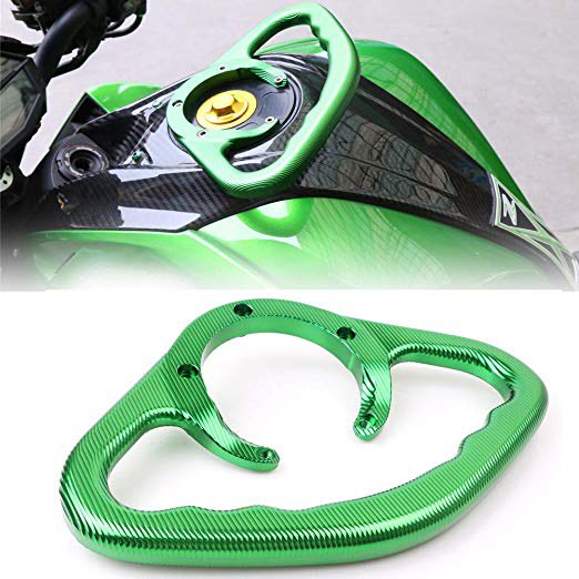 PutiMotor's tweet photo. タンデムライダーの落下を防止する、タンクグリップバー！

これを握っておけば、バイクが急加速や急減速しても、タンデムライダーはライダーへの負担を最小限に、自分の身体を支えられるので、タンデムツーリングの安全性も高まりますよ〜‼︎😆

https://t.co/qL2zXsYfXY https://t.co/SV8fLZuMGw