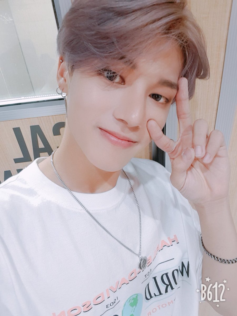 ATEEZofficial's tweet photo. [#우영] 오늘 에이티즈인스쿨 많은 분들이 와주셔서 감사합니다ㅎㅎ 함성 소리도 대박이었어요!! 그리고 날씨 추워졌으니깐 옷 따뜻하게 입고 다니기!!
#ATEEZ #에이티즈 https://t.co/gURmIUzcPT