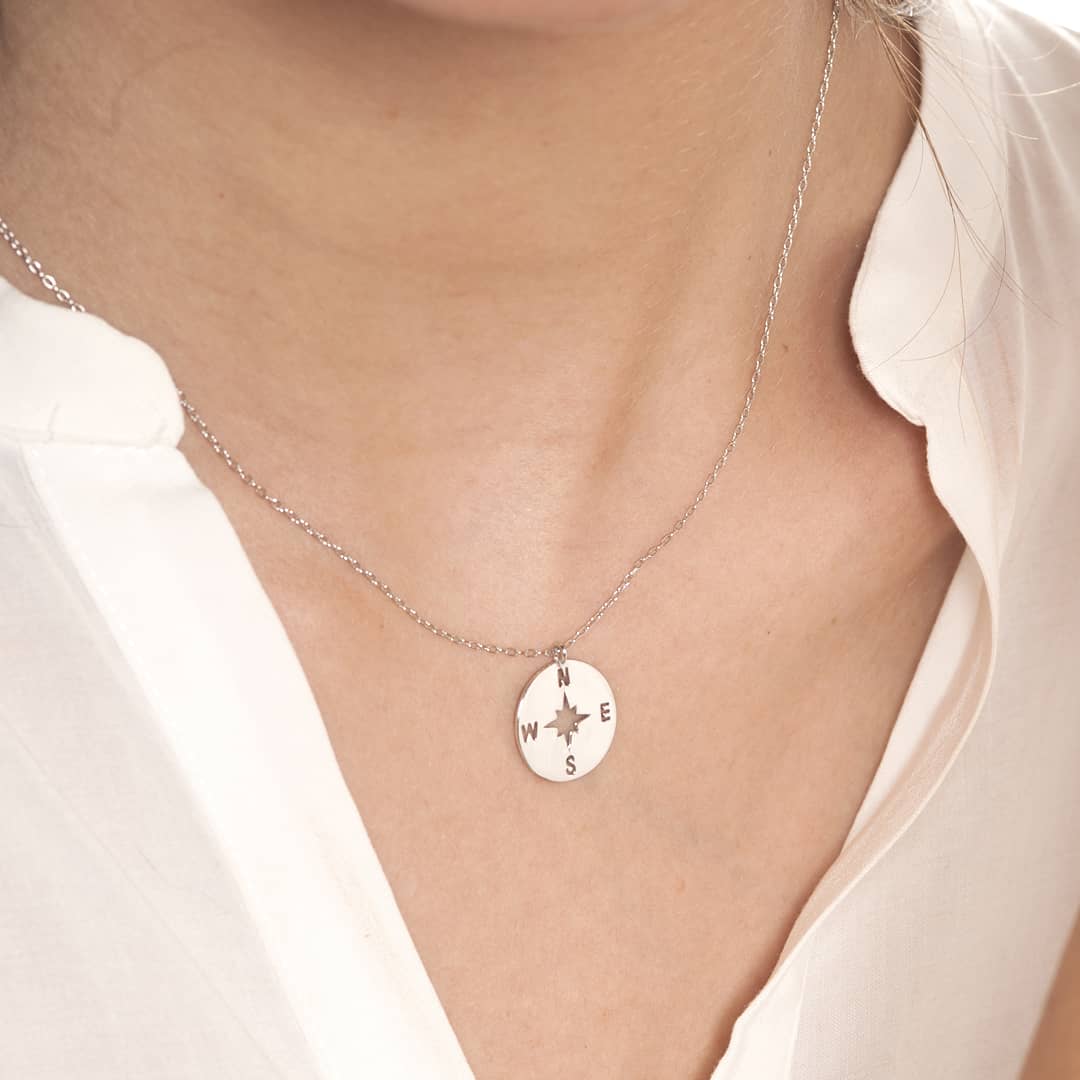 "Eres mi Norte y mi Sur" 😂😍 Gargantilla Rosa de Los Vientos, disponible en tienda y en la web ✨
.
.
#Chulucanas #Madrid #Joyas #Joyaspersonalizadas #plata #colgantes #collares #complementos #Joyasdeplata #regalos #joyería #moda #medallas