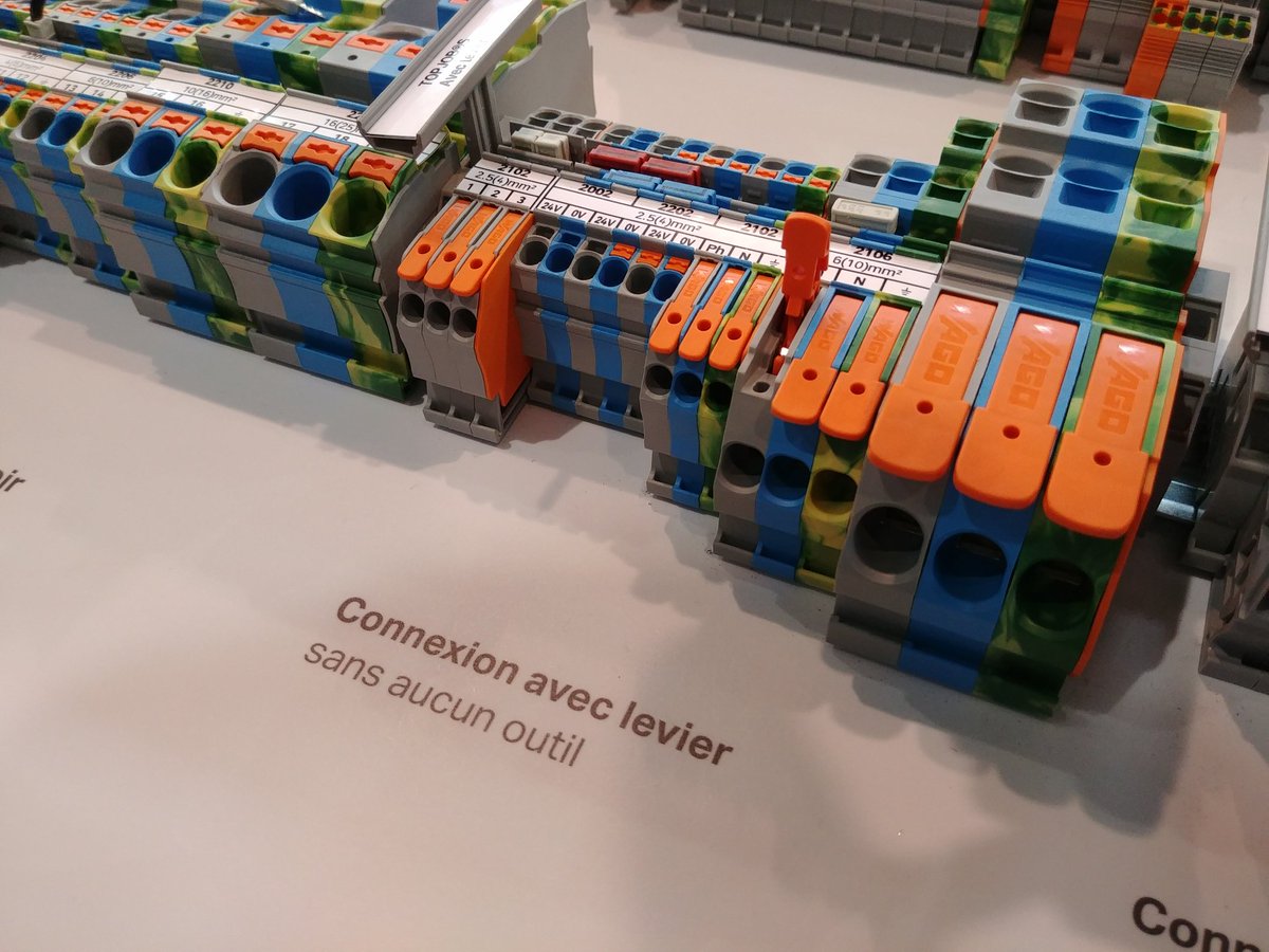 Chez <a href="/wagocontact/">WAGO Contact</a> avec les nouvelles connexions a levier dans le tableau électrique