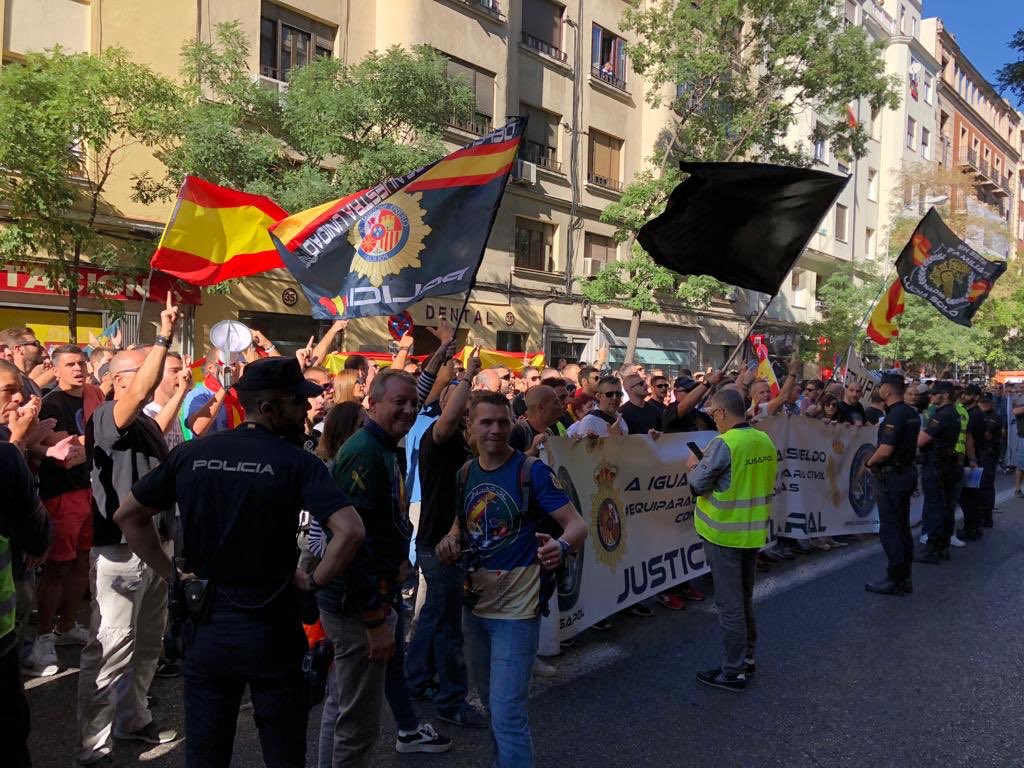 jusapol's tweet photo. ✔️Inicio de concentraciones frente a sedes del @PSOE 
✔️Ya lo hicimos frente a sedes del @PPopular 
✔️Se harán donde haga falta sin distinción, no quepa duda
📌La no condena de @sanchezcastejon a los hechos de #29SeptBarcelona y la FALSA #EquiparacionYa es motivo suficiente https://t.co/gUbgk7ci06