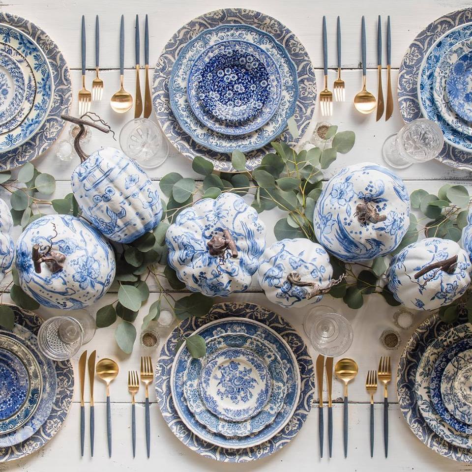 thewedcommunity's tweet photo. Lunchtime #Wedding Treat -  Happy #Halloween! 
How beautiful is this tablescape Casa de Perrin created with these ridiculously gorgeous #chinoiserie #pumpkins https://t.co/qLTIIOjjvm