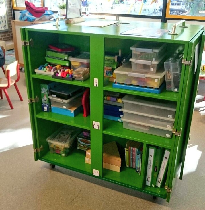 Andere scholen van <a href="/StichtingKonot/">Stichting Konot</a> die naar het systeem van werkmappen Nadenksels en de naDENKselsKAST komen kijken.
Eigenlijk wel een  compliment, 😊 maar vooral top dat men ook de noodzaak van begeleiding van slimme #kleuters ziet.

Ze worden echt niet pas slim in groep 5 🙃