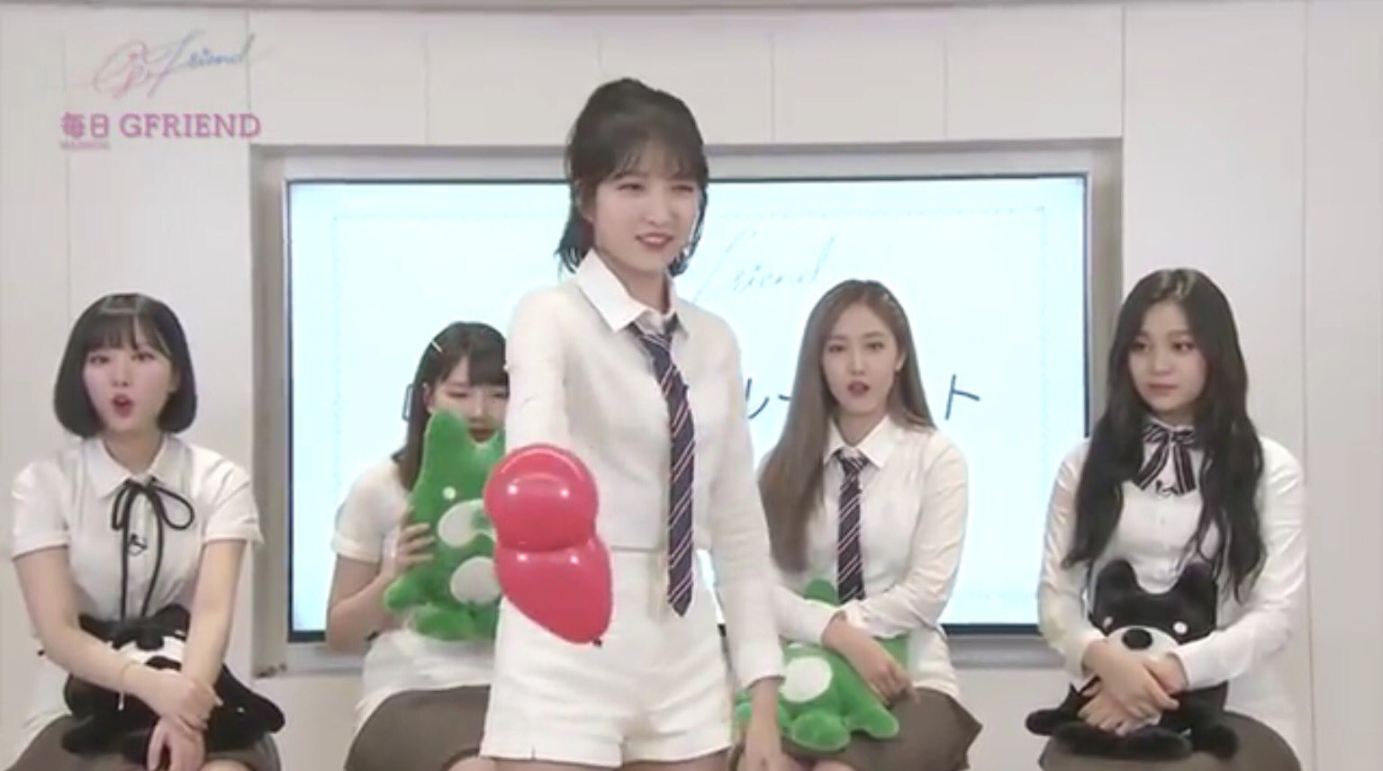 Gfriend Part Photo Screencap Gfriend In Abematv Everyday Gfriend Day 15 Russian Balloon Roulette Challenge 1 Sowon Eunha Yerin Sinb Watch T Co Iubvfru2cw T Co i5whqsox Twitter