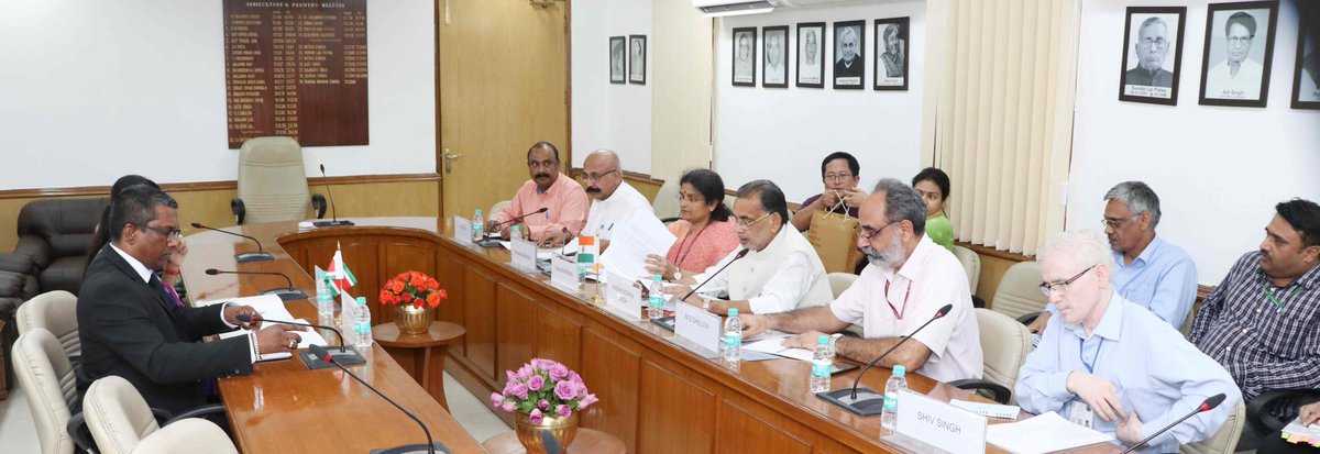 माननीय कृषि और किसान कल्याण मंत्री श्री <a href="/RadhamohanBJP/">Radha Mohan Singh</a> जी ने आज #कृषि भवन, नई दिल्ली में सूरीनाम गणराज्य के कृषि, पशुपालन और मतस्य मंत्री श्री लेखाराम सोएदर्जन से मुलाकात की|  #agriculture #Farmers #Surinam