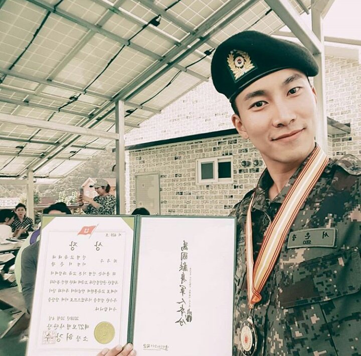 181004Private Seo Eunkwang!! Waaahh!! Congratulations for getting an award!! Yeokshi our leadernim!!  BTOB and Melodies are so proud of you!!  It feels good to see that you're with BTOB earlier.  Please be healthy always!! We miss you!!  #WaitingForSilverlight