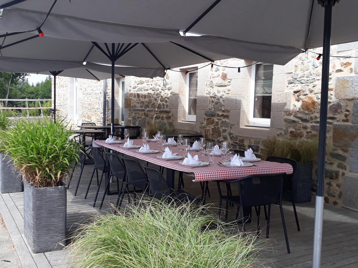 Petite table champêtre pour votre repas d'entreprise à La Table des Pères...🌞🌞🌞
#tabledesperes #chateaudesperes #restaurant_gastronomique #été_indien
