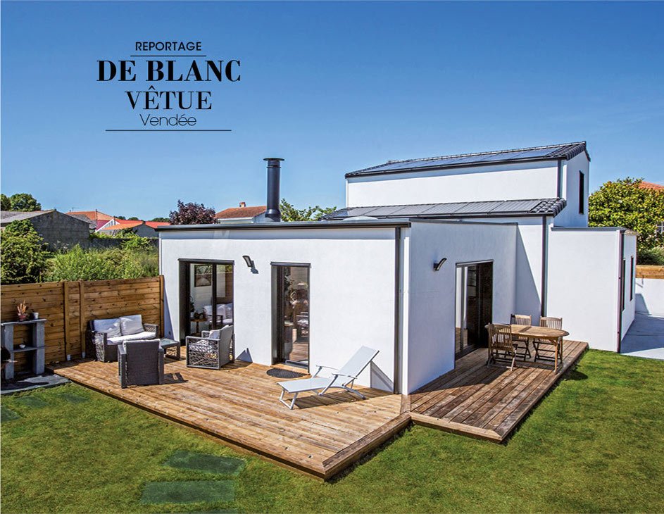 En Vendée,  cette #maison en #ossature #bois avec enduit blanc a été construite dans le respect PLU de la commune.  Les propriétaires ont fait appel au #constructeur Arcadial. 
Retrouvez l'intégralité de ce reportage sur : kozy-mag.fr/maison-bois-re…