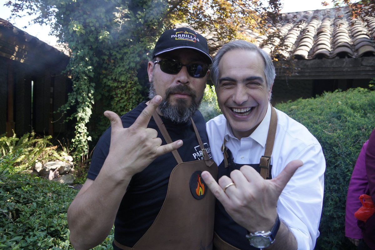 dreamlandchile's tweet photo. Nuestro Juez asador, Valentino de @parrillaspremiu decidirá quién hará el mejor asado entre @chahuan y @nicolaslarrain en @cortenacionaltv con @fuentesilva y @rafa_cavada por @CANAL_13C . este domingo 22:30 hrs. https://t.co/BxM4ZUomcN