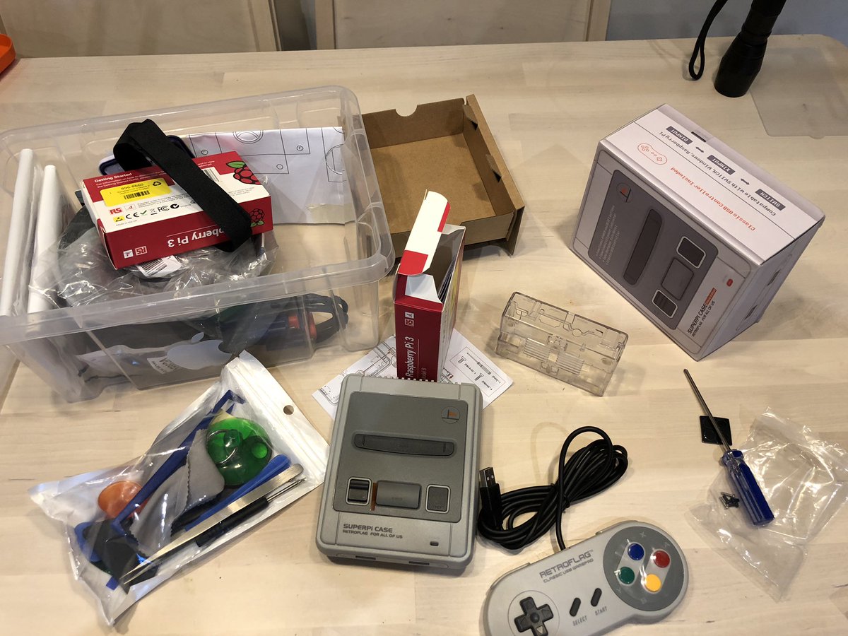 ArkdBox's tweet photo. Qué emoción! Nuestro primer unboxing! Estamos subiendo el vídeo a nuestro nuevo canal, esperamos vuestra opinión y comentarios! #retrogaming #unboxing #superpicase #retroflag (se aprecian RTs 😜) https://t.co/1j0Mltg4zp