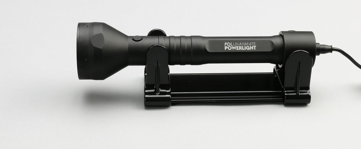 Mooi voorbeeld van hoe grote bedrijven in Brainport Eindhoven een inspiratiebron zijn voor innovatieve startups. Jans Control uit Veldhoven en Alcochem BV ontwikkelen een UV zaklamp voor clean room inspecties, de sterkste in zijn soort. #innovatie #samenwerking #cleanroom