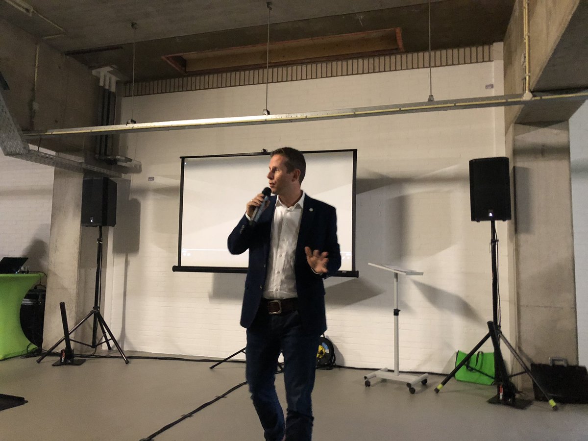 Gerben van der Veen, CEO van @dataplace opent het verbouwde data Center in Arnhem. Feest!