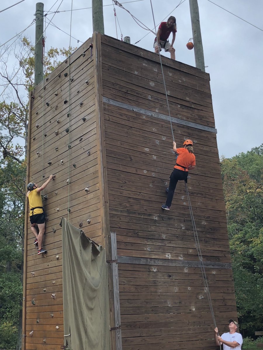 JanaCParker's tweet photo. It might be raining, that’s not stopping these school administrators...GO BEARS! @MrMichelPHS @smdoering @MLDSLeaders #ole34 #leadership https://t.co/NLNcoBNsBy