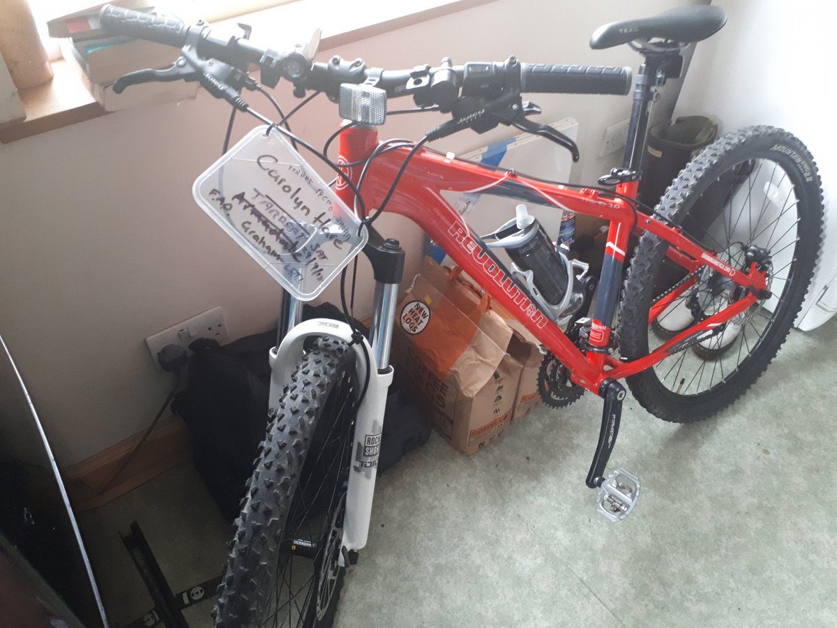 RunTheIsles's tweet image. When your local ferrypeople go #beyondthecall to make sure you're reunited with your mountainbike! Thank you SO much @CalMacFerries #localheroes #helpful #islandhopping #goodkarma #rummallaigarmadaleuigtarbert #iheartcalmac