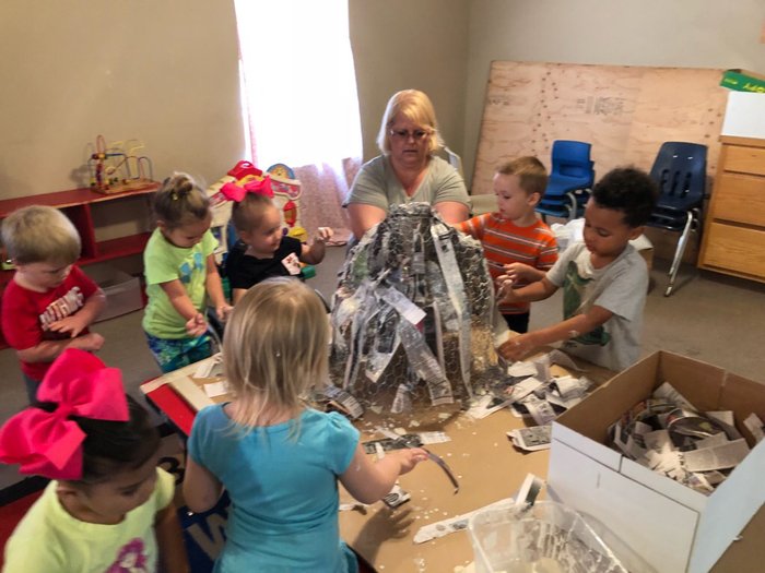 HeavenerSuper's tweet photo. Mrs.Sandies early childhood students studying the dinosaur habitat and fossils #ALPHAFUTURES #ALPHALEARNING https://t.co/XCIKMeSjyZ
