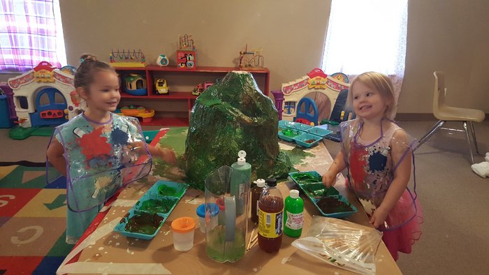 HeavenerSuper's tweet photo. Mrs.Sandies early childhood students studying the dinosaur habitat and fossils #ALPHAFUTURES #ALPHALEARNING https://t.co/XCIKMeSjyZ