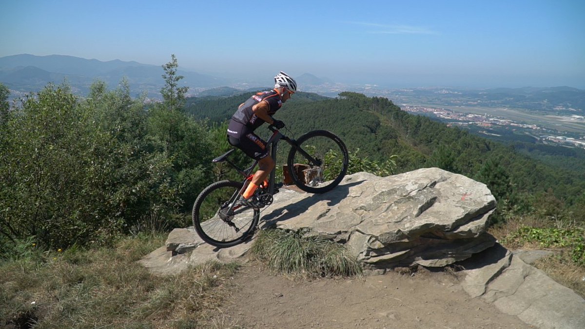 Ya en #YouTube el test de la #bicicketa FULLY CARBON 29 de <a href="/Thompsonbikes/">Thompson Bikes</a> | Cuadro de carbono, suspensiones #RockShox cambios #Shimano XT, llantas DT SWISS... descubre todos los componentes de esta divertida bici en: youtu.be/3uKHtxw7uCY #ciclismo #mtb #btt