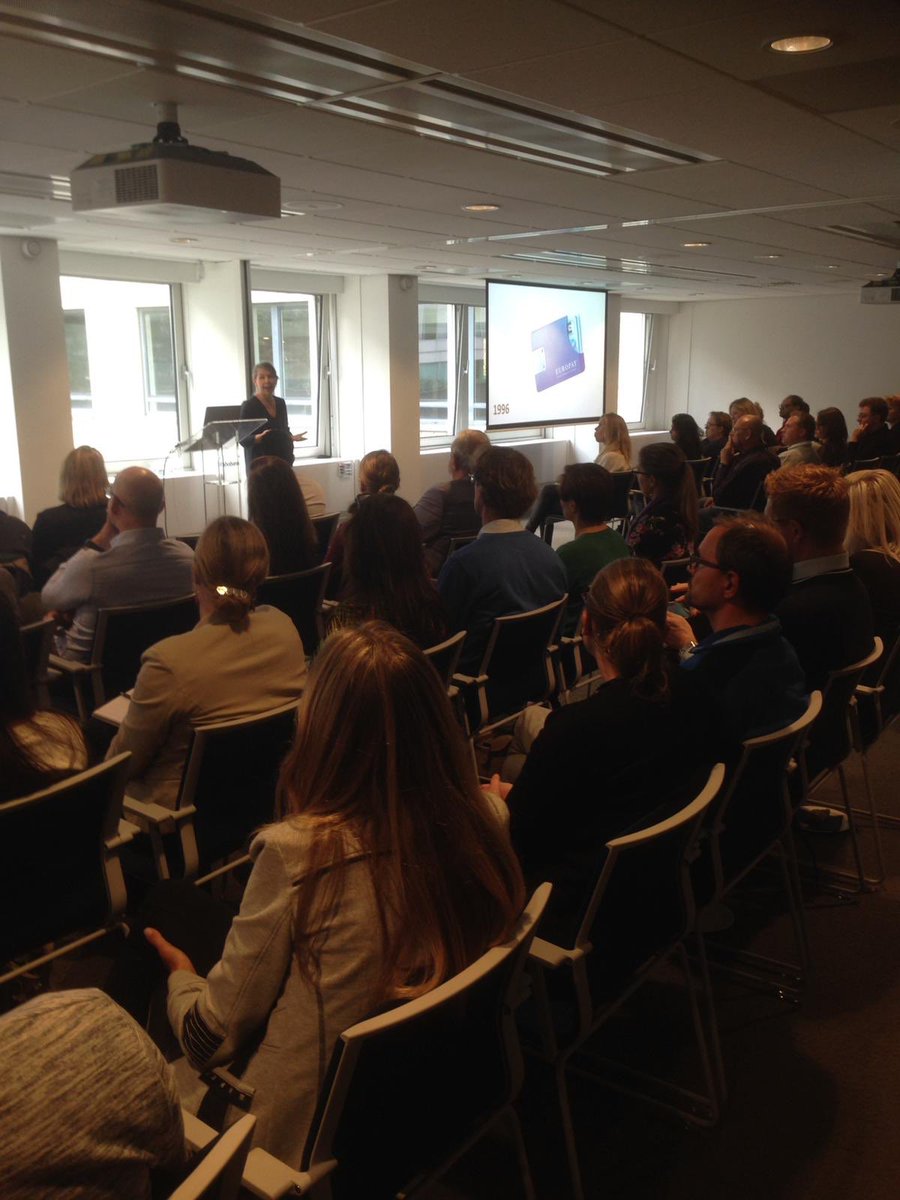 HenkWerlemann's tweet photo. Tijdens onze #weekvandewaarden bij @RaboRegioDH zijn de starters en zzp-ers weer even bijgepraat over social media en ondernemerschap. “Ik ga stuiterend naar huis” was een van de reacties. Top hoor  @EllyHemmelder @ArkesteijnN en @MarjoleinGunst van #startersdesk https://t.co/RNJNGDFSpw
