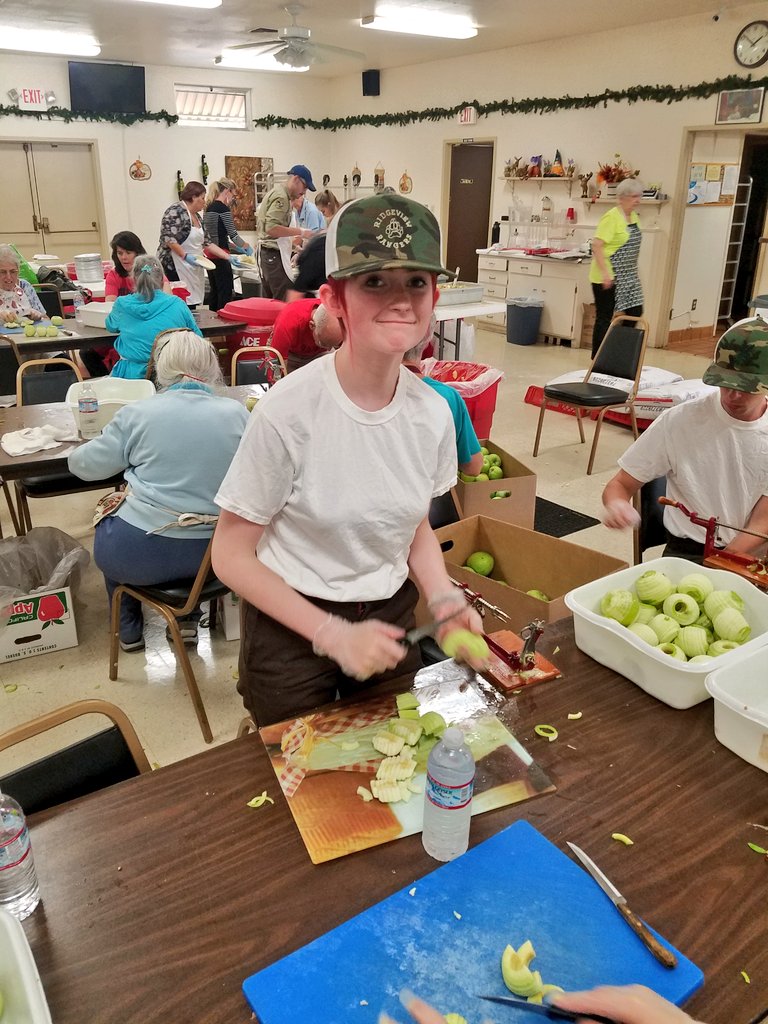 rvrangers's tweet photo. Helping our community and the Paradise Ridge Chamber of Commerce reach their goal of baking 1,000 apple pies by Friday for this weekend's Johnny Appleseed Days. Celebrating its 130th year, Johnny Appleseed Days is the oldest harvest festival in the state! @rvhswolverine @pusdk12 https://t.co/lQcVMPpy5O